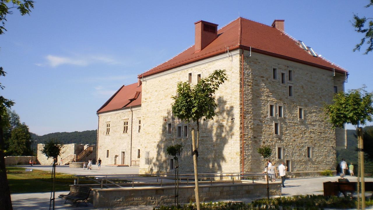 Dom Turysty Sanok Aparthotel Εξωτερικό φωτογραφία